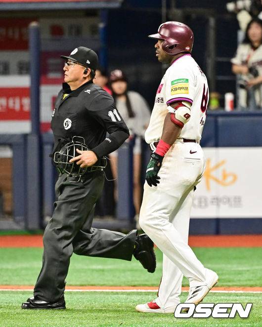 [OSEN=고척, 박준형 기자] 23일 오후 서울 고척스카이돔에서 ‘2025 신한 SOL BANK KBO리그’ 키움 히어로즈와 두산 베어스의 경기가 진행됐다.이날 키움은 김윤하를, 두산은 김유성을 선발투수로 내세웠다.4회말 김유성의 머리쪽 향한 공에 키움 푸이그가 마운드 쪽으로 다가가고 있다.    2025.04.23 / soul1014@osen.co.kr