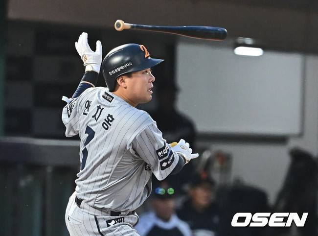 [OSEN=부산, 이석우 기자] 24일 부산 사직야구장에서 2025 신한 SOL 뱅크 KBO 리그 롯데 자이언츠와 한화 이글스의 경기가 열렸다. 홈팀 롯데는 박세웅, 방문팀 한화는 류현진이 선발 출전했다.한화 이글스 안치홍이 2회초 2사 만루 중견수 오른쪽 2타점 안타를 치고 있다. 2025.04.24 / foto0307@osen.co.kr