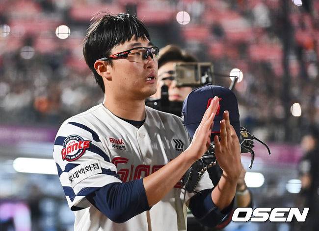 [OSEN=부산, 이석우 기자] 24일 부산 사직야구장에서 2025 신한 SOL 뱅크 KBO 리그 롯데 자이언츠와 한화 이글스의 경기가 열렸다. 홈팀 롯데는 박세웅, 방문팀 한화는 류현진이 선발 출전했다.롯데 자이언츠 선발 투수 박세웅이 6회초 수비를 끝내고 동료들에게 감사 인사를 하고 있다. 2025.04.24 / foto0307@osen.co.kr