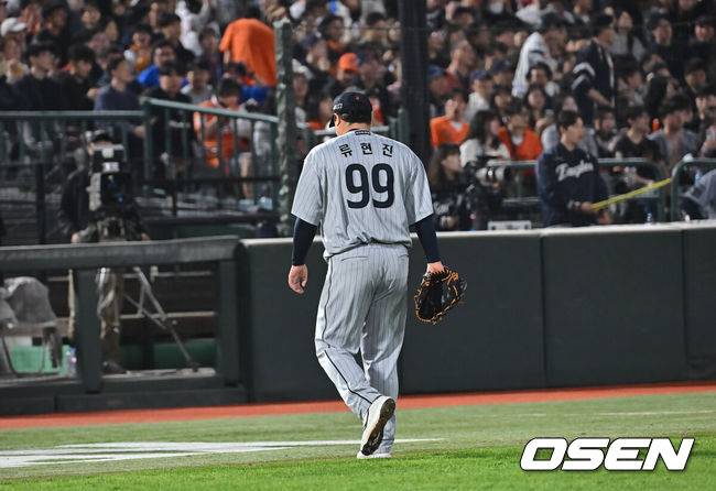 [OSEN=부산, 이석우 기자] 24일 부산 사직야구장에서 2025 신한 SOL 뱅크 KBO 리그 롯데 자이언츠와 한화 이글스의 경기가 열렸다. 홈팀 롯데는 박세웅, 방문팀 한화는 류현진이 선발 출전했다.한화 이글스 류현진이 6회말 역전을 허용하고 아쉬운 걸음을 걷고 있다. 2025.04.24 / foto0307@osen.co.kr