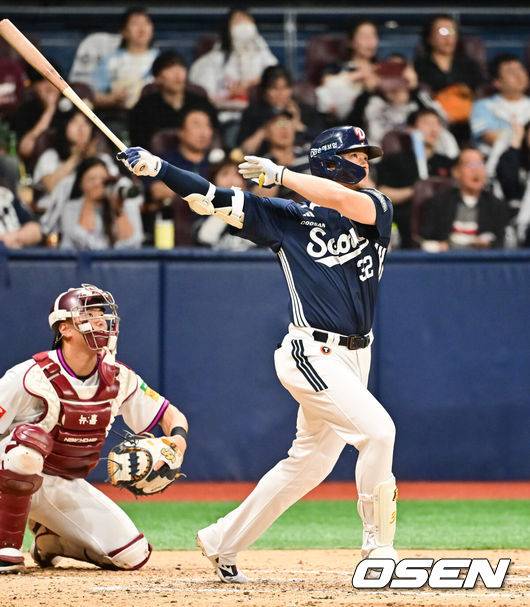 [OSEN=고척, 박준형 기자]  24일 오후 서울 고척스카이돔에서 ‘2025 신한 SOL BANK KBO리그’  키움 히어로즈와 두산 베어스의 경기가 진행됐다.이날 키움은 김연주를 두산은 콜어빈을 선발투수로 내세웠다.7회초 1사 1,2루 두산 김재환이 3점 홈런을 날리고 있다.     2025.04.24 / soul1014@osen.co.kr