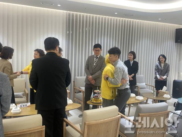 ▲세월호 11주기 토크콘서트 '기억하는 우리의 밤' 행사에서 참석자들을 따뜻하게 안아주는 고 권순범 학생의 모친 최지영씨ⓒ광주교육청