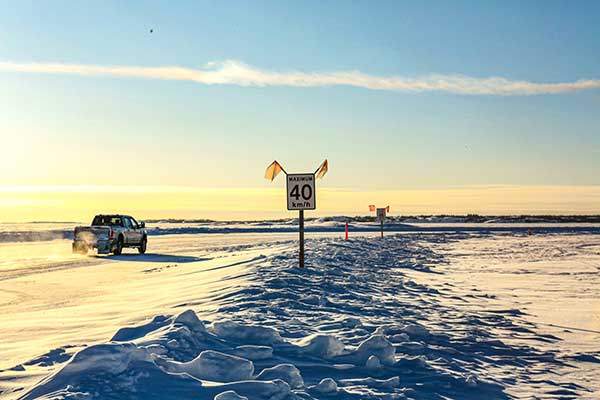 얼음호수 위를 달리는 차량의 제한 속도는 시속 40km.