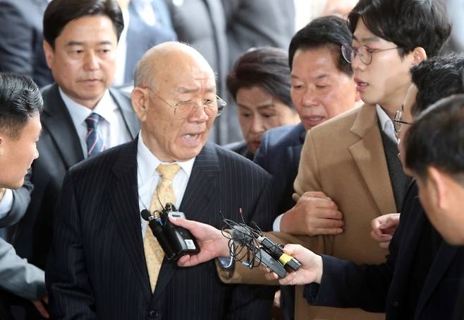 지난 2019년 5·18 광주민주화운동 희생자들의 명예를 훼손한 혐의로 기소된&nbsp;전두환 전 대통령(가운데)이 광주지법에 피고인으로 출석하며 입장을 묻는 취재진에게 짜증을 내고 있다. 그&nbsp;오른쪽은 부인 이순자 여사. 전 전 대통령은 2003년 6월 미납 추징금과 관련해 법원에 낸 서류에서 “가진 돈이 29만원뿐”이라고 밝혀&nbsp;빈축을 샀다. 세계일보 자료사진