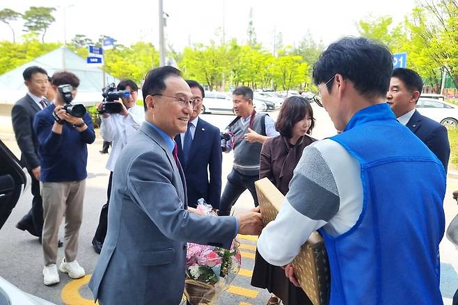 이영준 천안시청 공무원노조위원장이 박 시장에게 작별인사와 함께 건강기능식품 홍삼을 선물했다.