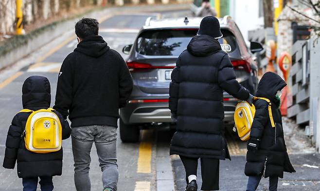 서울시내 한 어린이집에서 어린이들이 등원하고 있다. 뉴시스