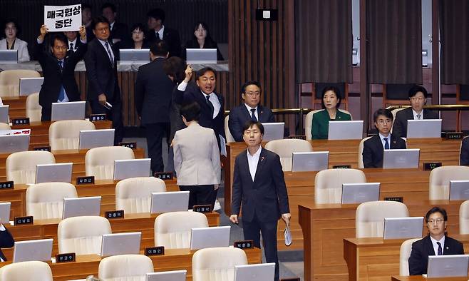 한덕수 대통령 권한대행 국무총리가 24일 국회 본회의장에서 추가경정예산안 시정연설을 하기 전 신장식 조국혁신당 의원이 한미관세협상을 중단하라며 항의하고 있다.&nbsp; &nbsp;국회사진기자단