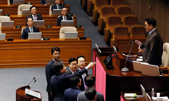 24일 국회 본회의장에서 열린 대통령 권한대행 한덕수 국무총리의 추가경정예산안 시정연설 직후 우원식 국회의장(오른쪽)이 한 권한대행을 비판하자 국민의힘 권성동 원내대표(왼쪽 가운데)가 의장석 앞으로 나와 우 의장에게 항의하고 있다. 허정호 선임기자