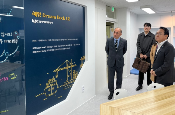 안병길(오른쪽 첫 번째) 해양진흥공사 사장이 부산 ‘해양 드림도크 1호점’ 개관식을 둘러보고 있다. 한국해양진흥공사 제공