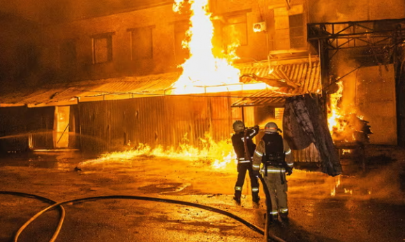 우크라이나 중부 지역인 폴바타에도 대규모 드론 공습을 가해 최소 6명이 부상하고, 화재가 여러 건 발생해 주거용 건물과 창고, 차고 등이 파손됐다. 폴바타에서 화재 진압 중인 소방관의 모습. AFP 연합뉴스