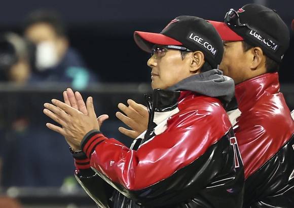 염경엽 LG 트윈스 감독이 15일 서울 잠실야구장에서 열린 2025 KBO리그 정규시즌 삼성 라이온즈와의 홈 경기에서 3-0으로 이긴 뒤 기뻐하고 있다. 뉴스1