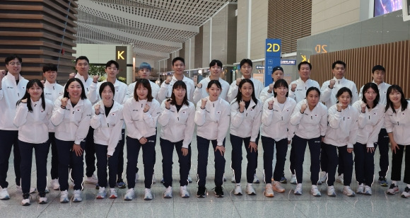 파이팅 외치는 배드민턴 국가대표팀 - 4일 인천국제공항 2터미널에서 배드민턴 국가대표팀 박주봉 감독과 선수들이 세계혼합단체선수권대회(수디르만컵) 출전을 위해 출국에 앞서 기념촬영을 하고 있다. 2025.4.24 연합뉴스
