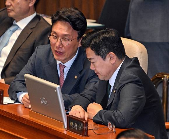 김민석(왼쪽) 더불어민주당 수석 최고위원과 박찬대 당대표 직무대행 겸 원내대표가 24일 국회 본회의에서 이야기를 나누고 있다. 안주영 전문기자