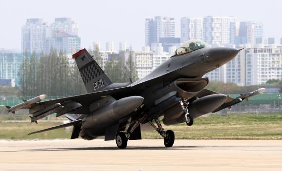 지난 18일 광주 광산구 공군 광주기지에서 열린 한미 공군 연합공중훈련 ‘프리덤 플래그(Freedom Flag)’에서 미국 공군 F-16 전투기가 비행을 마치고 착륙하고 있다. 2025.4.18 . 연합뉴스