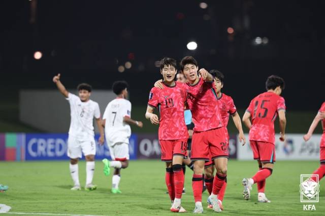 한국 U-17 축구대표팀의 공격수 김은성(왼쪽)이 AFC U-17 아시안컵 조별예선 예멘전에서 결승골을 넣은 뒤 동료와 세레머니를 하고 있다. 사진 제공=대한축구협회