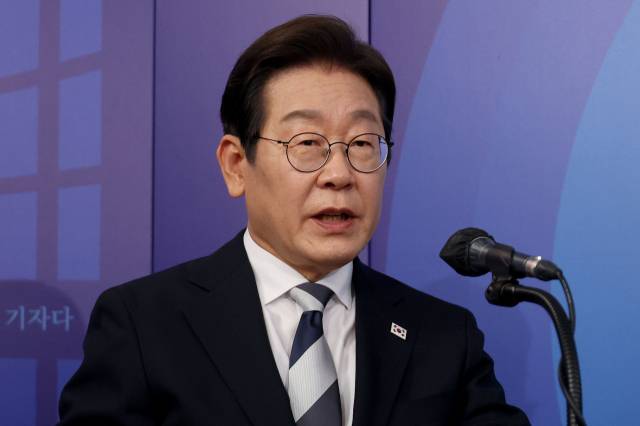 더불어민주당 제21대 대통령선거 경선에 나선 이재명 예비후보가 23일 오후 서울 여의도 오마이TV 스튜디오에서 열린 오마이TV 초청 토론회에서 모두발언을 하고 있다. 국회사진기자단