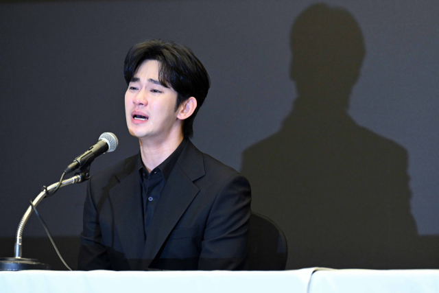 배우 김수현이 지난달 31일 서울 마포구 스탠포드호텔에서 기자회견을 열고, 배우 고(故) 김새론과의 교제설과 관련해 입장을 발표하고 있다. 조태형 기자
