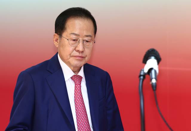 홍준표 국민의힘 대선 예비후보가 24일 오전 서울 여의도 국회 선거사무소에서 경선 관련 긴급 기자회견을 하기 위해 입장하고 있다. 뉴스1