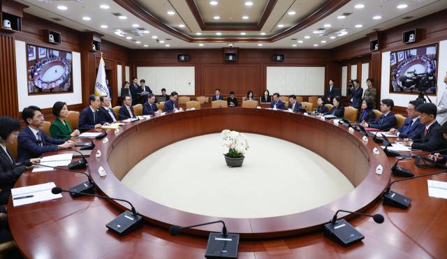 한덕수 대통령 권한대행 국무총리가 24일 정부서울청사에서 국정현안관계장관회의를 하고 있다. 오른쪽 끝에 용호성 문화체육관광부 차관이 참석 중이다. 대통령실통신사진기자단