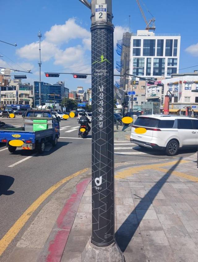 전봇대에 설치된 불법 광고물 부착 방지판. 사진제공=중구