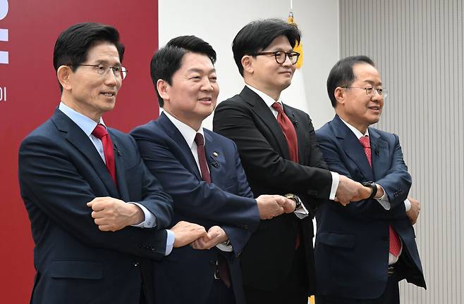 4월23일 국민의힘 중앙당사에서 열린 2차 경선 토론회 미디어데이에서 국민의힘 김문수(왼쪽부터), 안철수, 한동훈, 홍준표 대선 경선 후보가 기념 촬영하고 있다. ⓒ연합뉴스