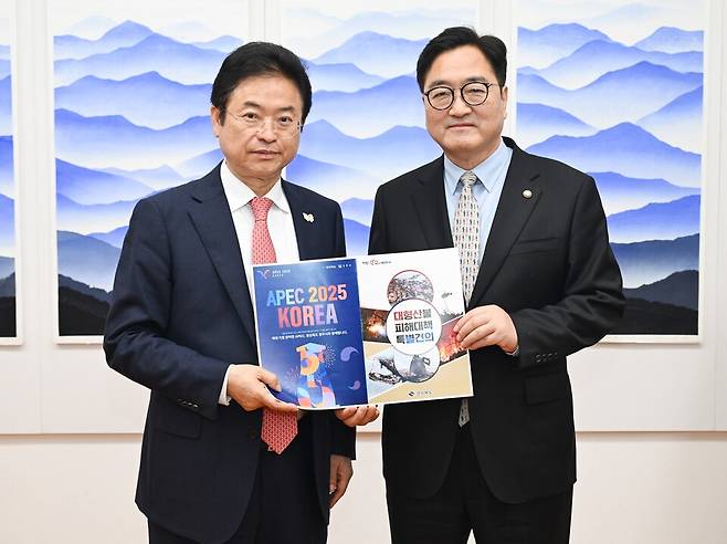 이철우 경북도지사(왼쪽)가 우원식 국회의장(오른쪽)을 만나 산불특별법 제정 및 APEC 개최와 관련, 추경 예산 증액을 요청했다. ⓒ경북도