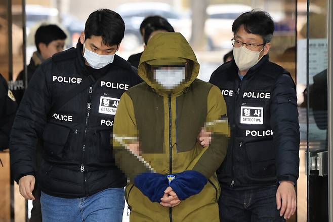 아내를 둔기로 때려 살해한 혐의(살인)를 받는 대형 로펌 출신 미국 변호사 현모씨가 지난 2023년 12월6일 서울 서초구 서울중앙지방법원에서 열린 구속 전 피의자 심문(영장실질심사)에 출석하고 있다. ⓒ연합뉴스