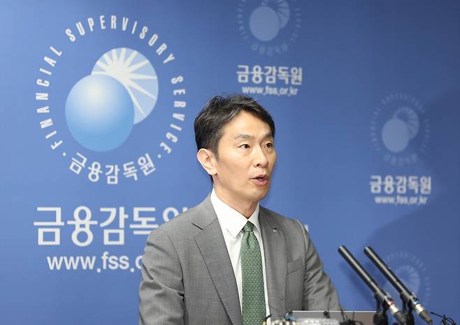 이복현 금융감독원장이 24일 서울 영등포구 금융감독원에서 열린 자본시장 현안 브리핑에서 발언하고 있다. ⓒ연합뉴스