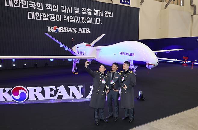 지난 2월 부산 벡스코에서 열린 'DSK 2025'에 대한항공이 주력 생산하고 있는 중고도무인기가 전시된 모습 ⓒ연합뉴스