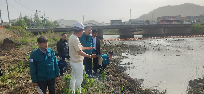 장금용 시장 권한대행이 지난해 호우로 피해를 입은 하천을 살펴보고 있다. ⓒ창원시