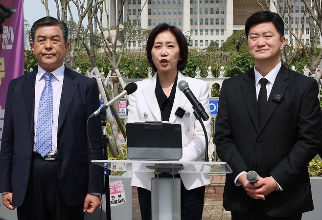 허은아 전 개혁신당 대표(가운데)가 4월23일 서울 여의도 국회의사당 앞에서 개혁신당 탈당 선언 기자회견을 하고 있다. ⓒ연합뉴스