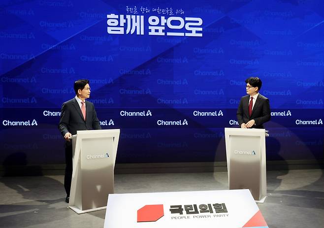 24일 서울 종로구 동아미디어센터 채널A 오픈스튜디오에서 국민의힘 대선 2차 경선 진출자인 김문수(왼쪽), 한동훈 후보가 토론 전 대화를 하고 있다. ⓒ국회사진기자단