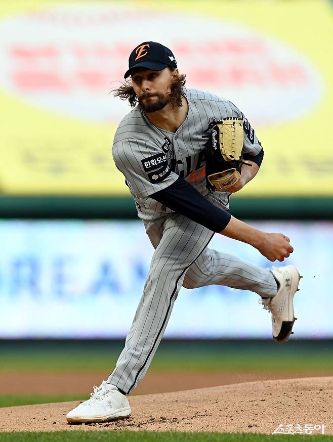 16일 인천 SSG 랜더스필드에서 ‘2025 신한 SOL 뱅크 KBO리그’ SSG 랜더스와 한화 이글스의 경기가 열렸다. 한화 선발투수 와이스가 힘차게 볼을 던지고 있다.

    인천 ｜ 김민성 기자 marineboy@donga.com