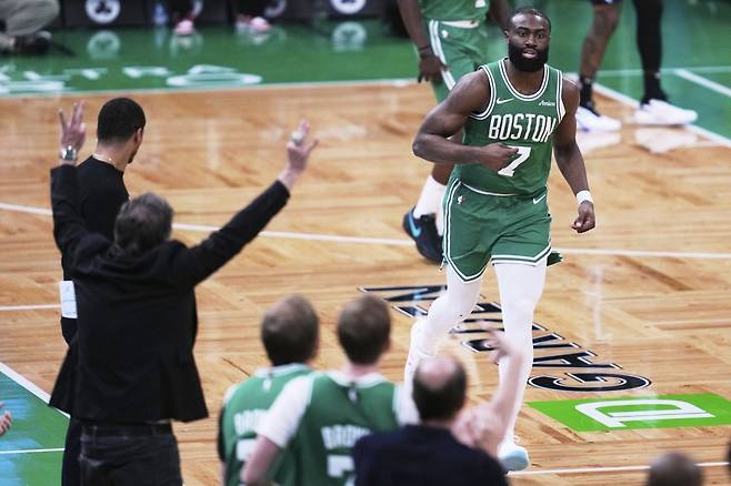 보스턴 제일런 브라운(오른쪽)이 24일(한국시간) 올랜도와 PO 1라운드 2차전에서 36점·10리바운드의 더블-더블 활약으로 팀의 109-100 승리를 이끌었다. 보스턴(미 매사추세츠주)｜AP뉴시스