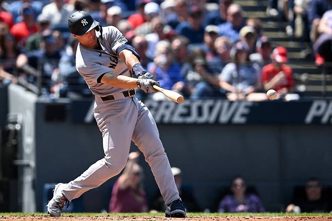 뉴욕 양키스 폴 골드슈미트가 24일 클리블랜드전에서 2회초 적시타를 날리고 있다. AFP연합뉴스
