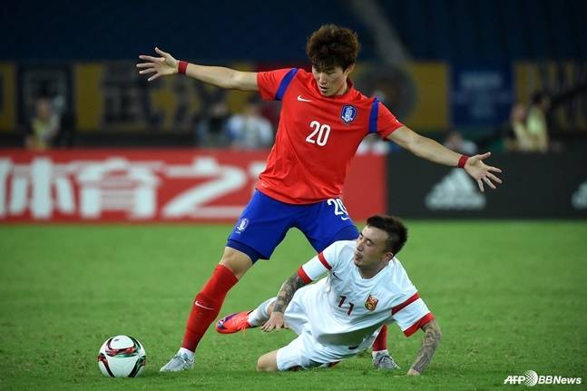 장현수(왼쪽)와 몸싸움을 벌이다 넘어지는 왕용표. /AFPBBNews=뉴스1