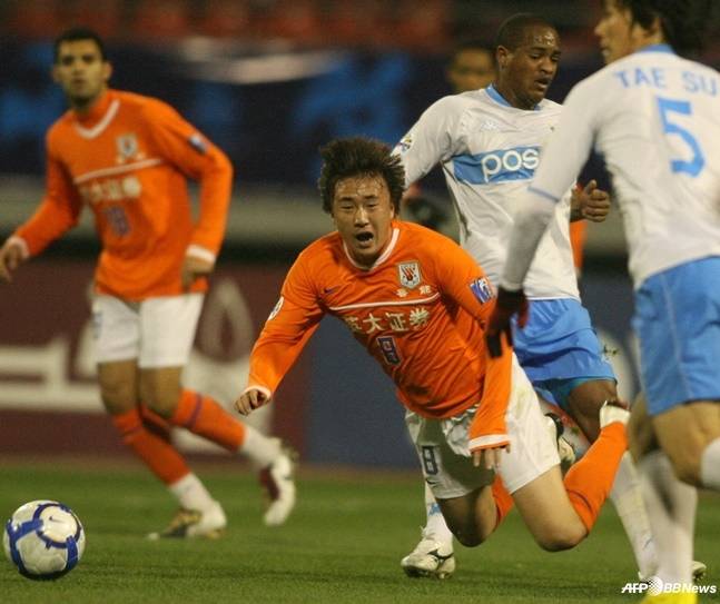 왕용표(가운데)가 상대 태클에 쓰러지고 있다. /AFPBBNews=뉴스1