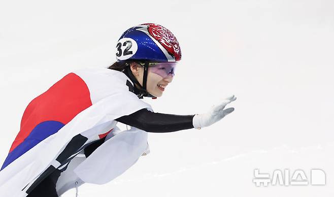 최민정이 지난 2월 9일(한국시간) 중국 하얼빈 헤이룽장 빙상훈련센터에서 열린 2025 하얼빈 동계 아시안게임 쇼트트랙 여자 1000m 결승 경기에서 금메달을 따낸 뒤 태극기를 들고 기뻐하고 있다. /사진=뉴시스