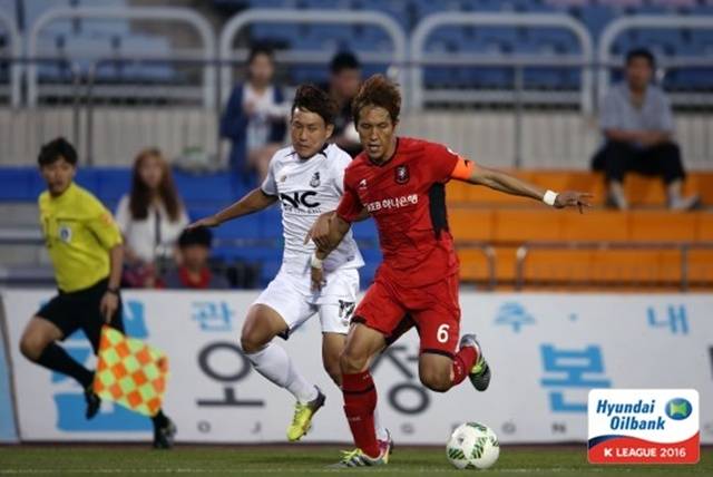 선수 시절 강지용(오른쪽). /사진=한국프로축구연맹 제공