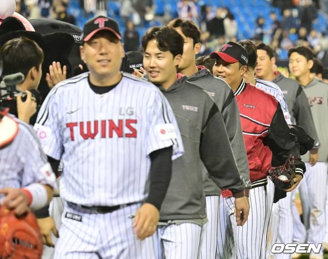 23일 경기를 마치고 하이파이브를 하고 있는 LG 선수들.