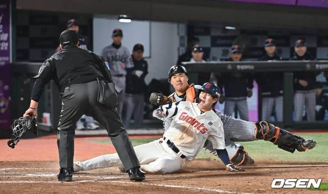 롯데 나승엽(맨 오른쪽)이 23일 부산 한화전 7회말 2사 2, 3루에서 홈으로 쇄도하다가 이진영의 홈송구에 아웃되고 있다.