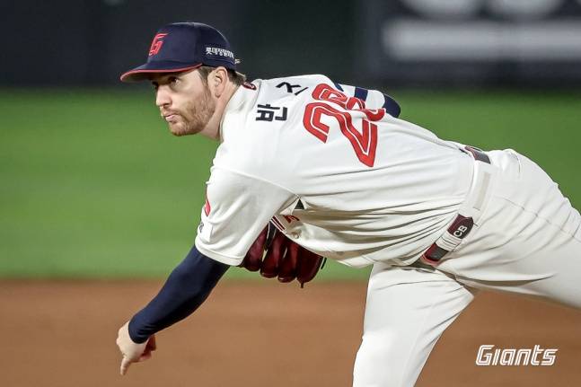 롯데 외국인 투수 찰리 반즈가 23일 부산 한화전에서 역투하고 있다. /사진=롯데 자이언츠 제공