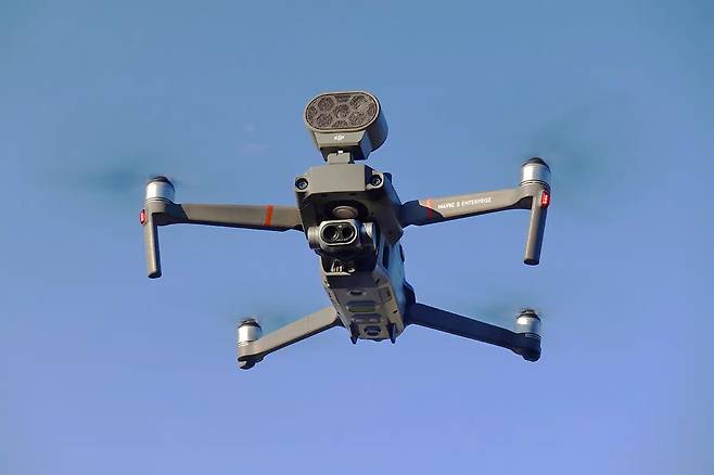 상공에 띄어진 드론
