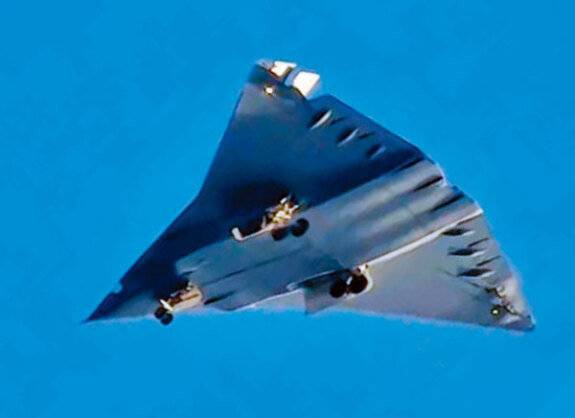 중국 6세대 전투기 J-50의 비행 모습. 뉴시스