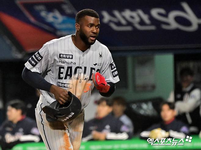 한화 이글스 외국인 타자 에스테반 플로리얼이 지난 23일 부산 사직야구장에서 열린 2025 신한 SOL Bank KBO리그 롯데 자이언츠와의 팀 간 3차전에 2번타자 겸 중견수로 선발출전, 4타수 3안타 1볼넷 2득점으로 활약했다. 사진 엑스포츠뉴스 DB