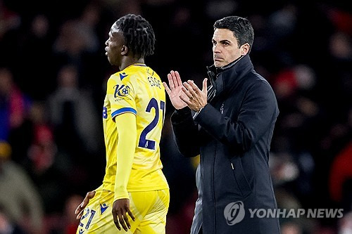 미켈 아르테타 감독이 이끄는 아스널이 23일(한국시간) 영국 런던에 있는 에미레이츠 스타디움에서 열린 크리스탈 팰리스와의 2024-2025시즌 프리미어리그 34라운드 홈 경기에서 2-2 무승부를 거뒀다. 연합뉴스