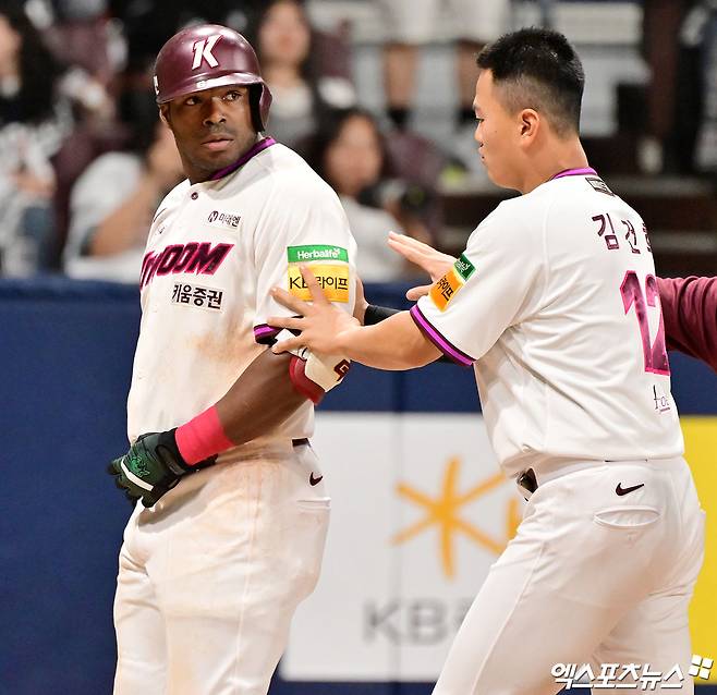 23일 오후 서울 구로구 고척스카이돔에서 열린 '2025 신한 SOL Bank KBO리그' 두산 베어스와 키움 히어로즈의 경기, 4회말 키움 푸이그가 두산 김유성의 높은 공을 피한 후 마운드를 향해 다가서며 벤치 클리어링이 발발했다. 고척, 김한준 기자