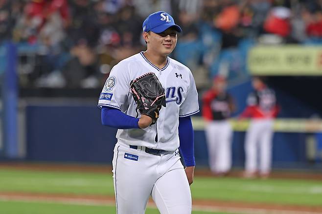 삼성 라이온즈 신인 투수 배찬승이 23일 대구 KIA 타이거즈전에서 위기를 막은 뒤 미소 짓고 있다. 삼성 라이온즈