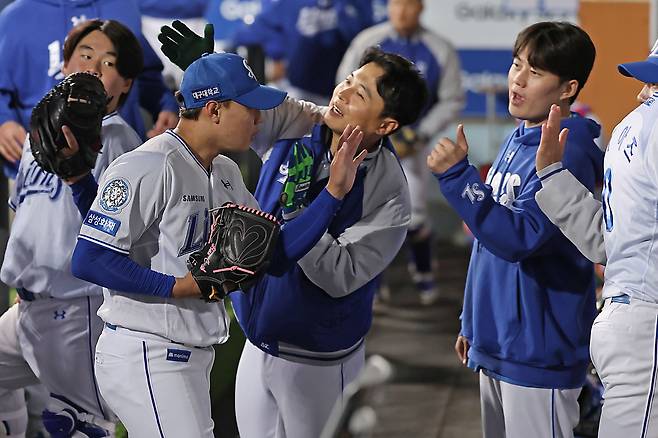 삼성 라이온즈 신인 투수 배찬승이 23일 대구 KIA 타이거즈전에 구원 등판해 호투한 뒤 축하 받고 있다. 삼성 라이온즈