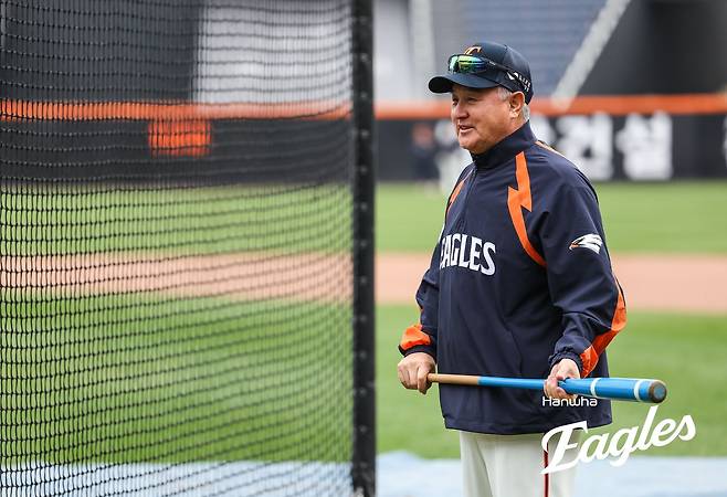 김경문 감독이 이끄는 한화 이글스가 24일 부산 사직야구장에서 열리는 2025 신한 SOL Bank KBO리그 롯데 자이언츠와의 팀 간 4차전에서 9연승에 도전한다. 사진 한화 이글스